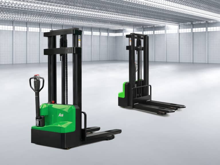Image d'un gerbeur électrique lithium vert et noir modèle CDD15 de la marque Hangcha dans un entrepôt