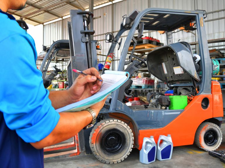 Un technicien SAV réalise un entretien sur un chariot élévateur dans une atelier