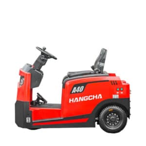 Image d'un tracteur logistique remorqueur industriel électrique, position assis sans cabine, de couleur rouge et noir modèle QDD040-AD2S de la marque Hangcha sous fond blanc